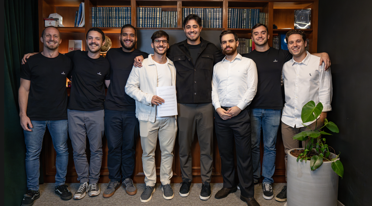 Time da VAROS na sala do estúdio com o contrato da consultoria